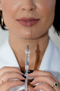 Primo piano di donna durante trattamento filler, simbolo di face sculpting Torino con approccio estetico e medico.
